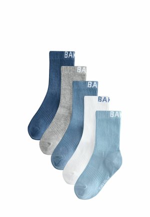 Set aus fünf Socken in verschiedenen Farbtönen: dunkelblau, hellblau, grau, weiß und melierten grau. Gerippte Textur mit Logodetail am Bund.