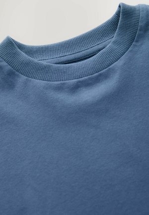 Felpa blu in cotone con collo a giro e polsini a coste, caratterizzata da una consistenza morbida e una finitura liscia. Nessuna grafica o motivo visibile.