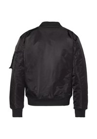 Giubbotto bomber nero con una texture liscia, colletto e polsini a costine, e tasche laterali. Presenta una silhouette snella e un design minimalista.