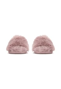 Zapatillas de casa rosas y esponjosas con diseño de punta abierta redondeada, parte superior de suave piel sintética y suela plana de goma para comodidad y estabilidad.