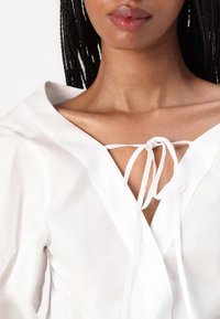 Good American Μπλούζα - white