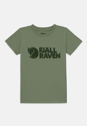 Oliven grøn bomulds t-shirt med et trykt mørkegrønt grafisk logo, der viser en rævesilhuet, og teksten "FJÄLL RÄVEN" nedenfor.