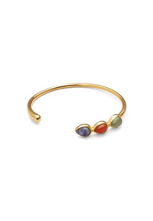 Brazalete abierto de oro con tres piedras en forma de lágrima en azul, rojo y verde en un extremo.