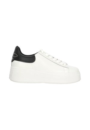 Sneaker piattaforma bianca con suola spessa, colletto nero sul tallone, lacci bianchi e cuciture sottili su sfondo bianco semplice.