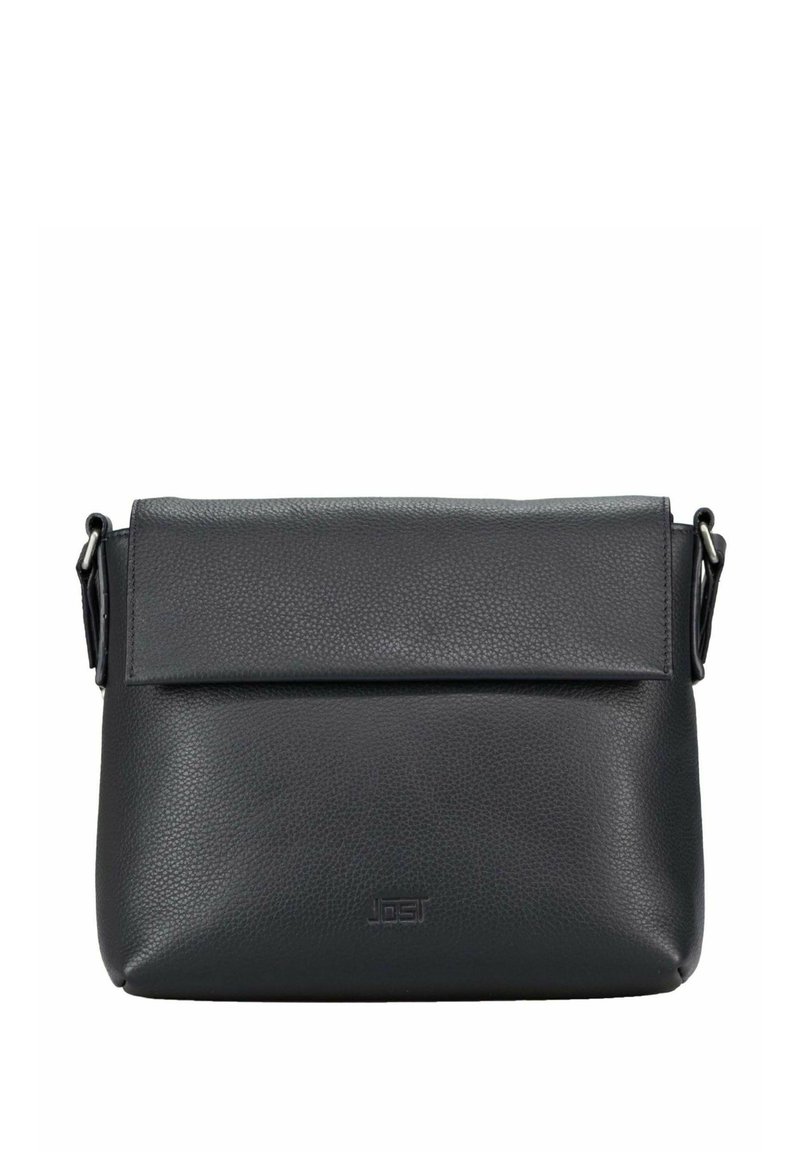 Borsa a tracolla in pelle nera con finitura testurizzata, forma rettangolare e chiusura con patta. Caratterizzata da cinghie regolabili e base rinforzata.