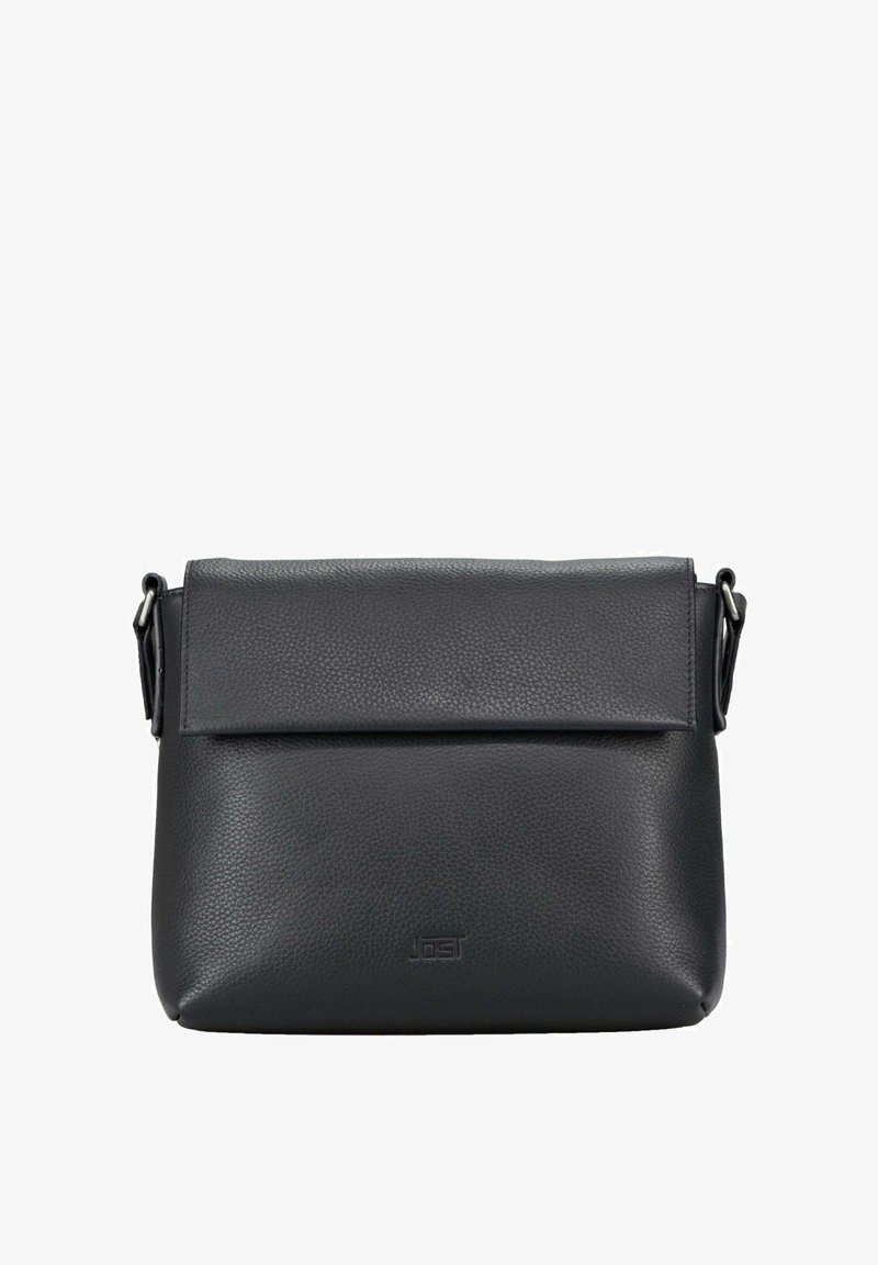 Borsa a tracolla in pelle nera con finitura testurizzata, forma rettangolare e chiusura con patta. Caratterizzata da cinghie regolabili e base rinforzata.