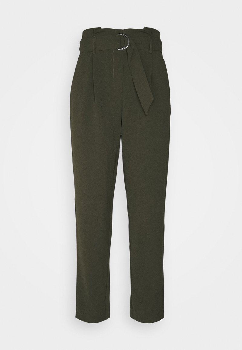 Pantalon vert olive en tissu lisse, avec une taille haute, une ceinture à boucle métallique circulaire et des jambes à coupe droite.