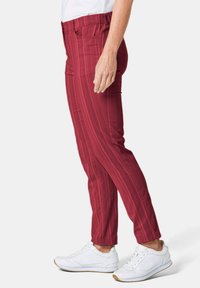 Rood gestreepte broek in een slim fit, met een rekbare tailleband, zijzakken en gecombineerd met witte sportschoenen.