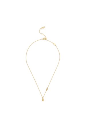 Collier en chaîne d'or délicate avec un petit pendentif en forme de goutte et un fermoir réglable sur fond blanc.