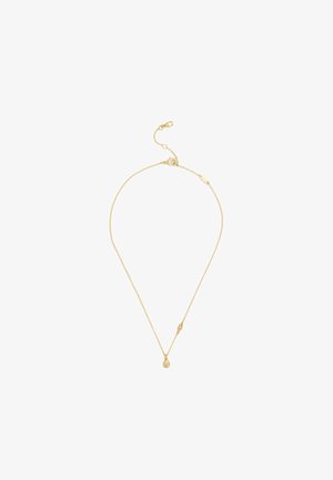 Delicado collar de cadena de oro con un pequeño colgante en forma de lágrima y un cierre ajustable sobre un fondo blanco.