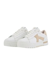 Weiße Sneaker mit einer strukturierten Oberfläche, ausgestattet mit einem beigen Akzent, runder Zehenpartie, dickem Profilsohle mit Rillen und traditionellem Schnürdesign.