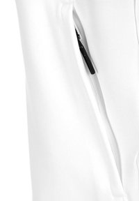 Primer plano de una tela de prenda blanca que presenta un cremaller parcialmente desabrochado en posición vertical con un tirador negro.