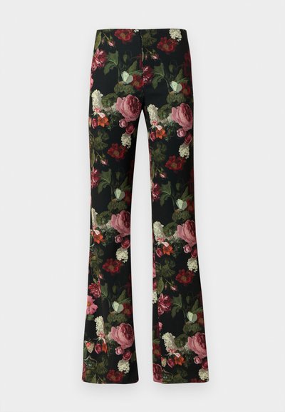 Rozšírené nohavice s čiernym podkladom a živým kvetinovým vzorom v odtieňoch ružovej, červenej a zelenej. Hladká textúra látky.