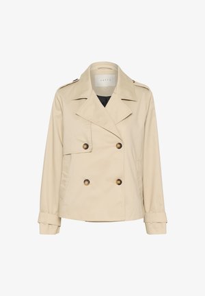 Un trench-coat beige à double boutonnage fabriqué dans un tissu lisse. Il présente des épaulettes, des poignets à revers et des boutons dorés. Lignes épurées et coupe ajustée.