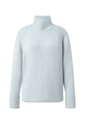 Jasnoniebieski dziergany sweter z wysokim golfem i teksturowanymi wzorami na ramionach i mankietach.