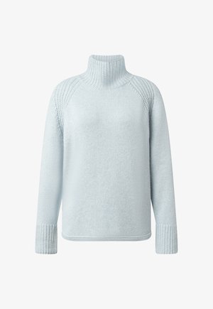 Jasnoniebieski dziergany sweter z wysokim golfem i teksturowanymi wzorami na ramionach i mankietach.