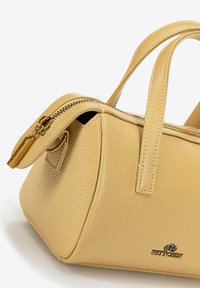 Borsa a tracolla gialla in pelle con superficie texturizzata, chiusura superiore con cerniera e doppi manici. Presenta un piccolo logo del marchio sul davanti.