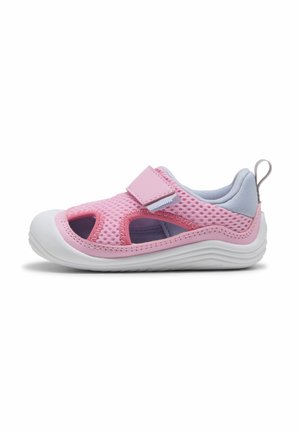 Sandalia rosa para niño con malla transpirable, tira de velcro ajustable, puntera cerrada y suela blanca acolchada para soporte y comodidad.