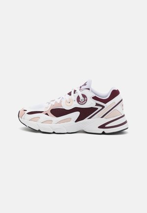 Zapatilla Adidas blanca y granate con detalles de malla rosa, suela gruesa, cierre de cordones en la parte delantera y detalles con el logo en el lateral y la lengüeta, mostrada de lado.