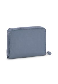Modrá látková peněženka obdélníkového tvaru, se zipovým uzávěrem a malým knoflíkovým detailem na boční straně. Hladká textura, minimalistický design.