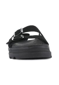 Sorte sandaler med to justerbare stropper, sølvfarget hardware, teksturert fotseng og en tykk, fleksibel såle.