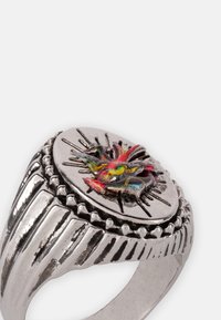 Sølv ring med et ovalt ansigt, der har et farverigt design, tekstureret band med riller og perlede accentuer omkring midten.