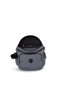 Sac à dos en tissu texturé avec un motif géométrique bleu marine et blanc. Fermeture zippée supérieure avec poche intérieure et doublure noire. Comprend un détail pompon.
