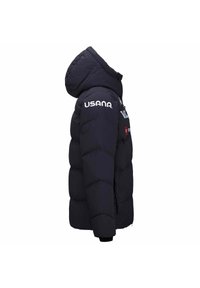 Giacca puffer blu navy con cappuccio, tasche con zip, dettagli con logo, texture trapuntata e polsini a coste per isolamento e stile.