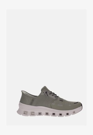 Baskets de sport gris clair avec tige en mesh, lacets noirs, et semelle épaisse blanche avec découpes de ventilation, vue de côté sur fond blanc.