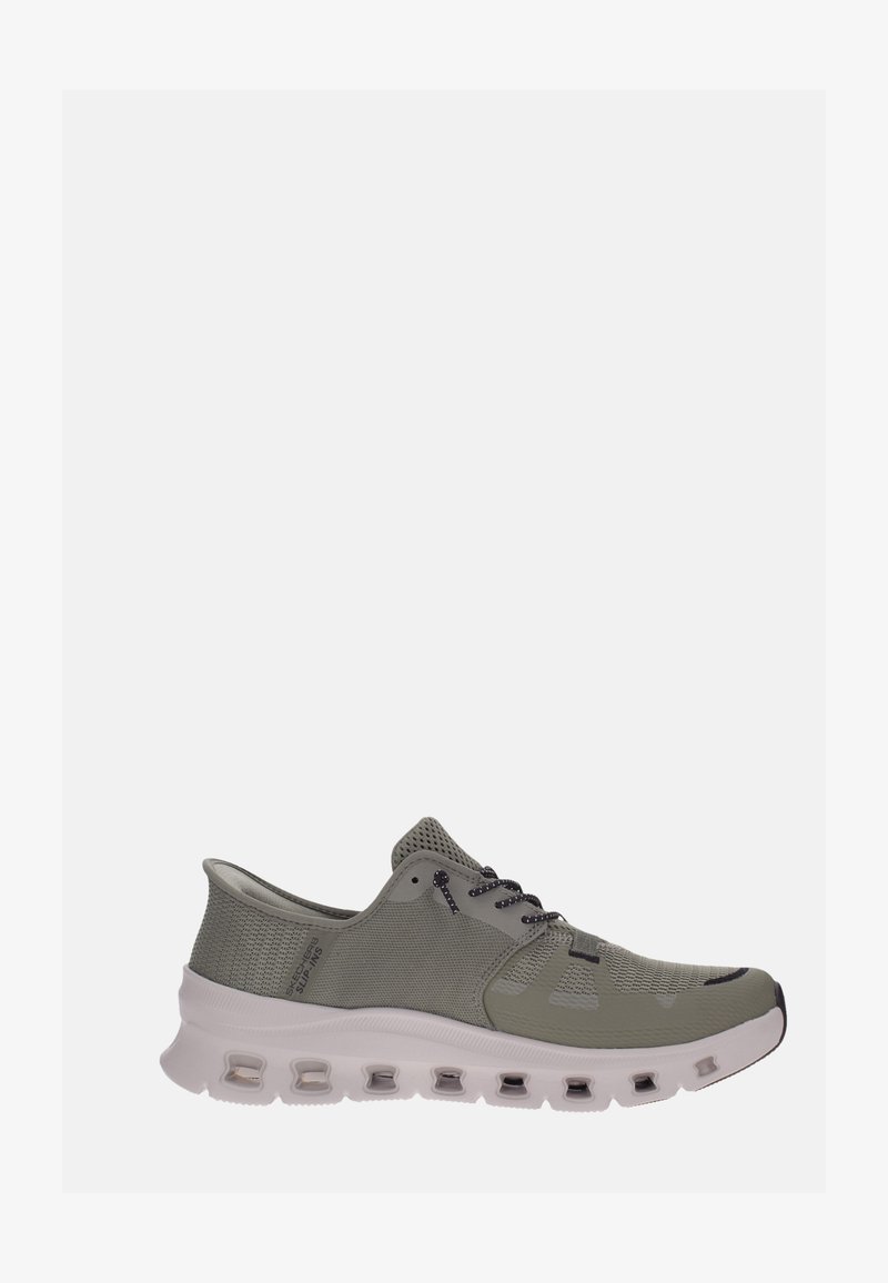 Baskets de sport gris clair avec tige en mesh, lacets noirs, et semelle épaisse blanche avec découpes de ventilation, vue de côté sur fond blanc.