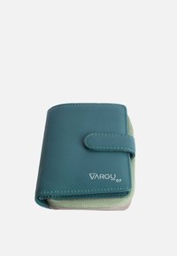 Portafoglio in pelle teal con accenti in tessuto verde e grigio, dotato di chiusura a patta e logo del brand impresso sul fronte. Design compatto.