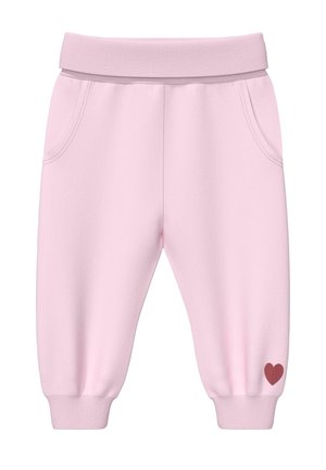Hellrosa Kleinkinderhose mit elastischem Bund und Bündchen, seitlichen Taschen und einem kleinen roten Herz am unteren linken Bein.