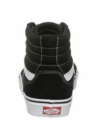 Zapatilla de caña alta de ante negra con acentos y costuras en cuero blanco, que cuenta con un cuello acolchado y suela de goma texturizada. Logotipo rojo en el talón.