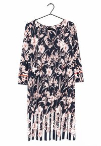 Blomstermönstrad klänning med mörk marinblå bakgrund, prydd med ljusrosa blommor och gröna blad, mjukt tyg och randig fåll.