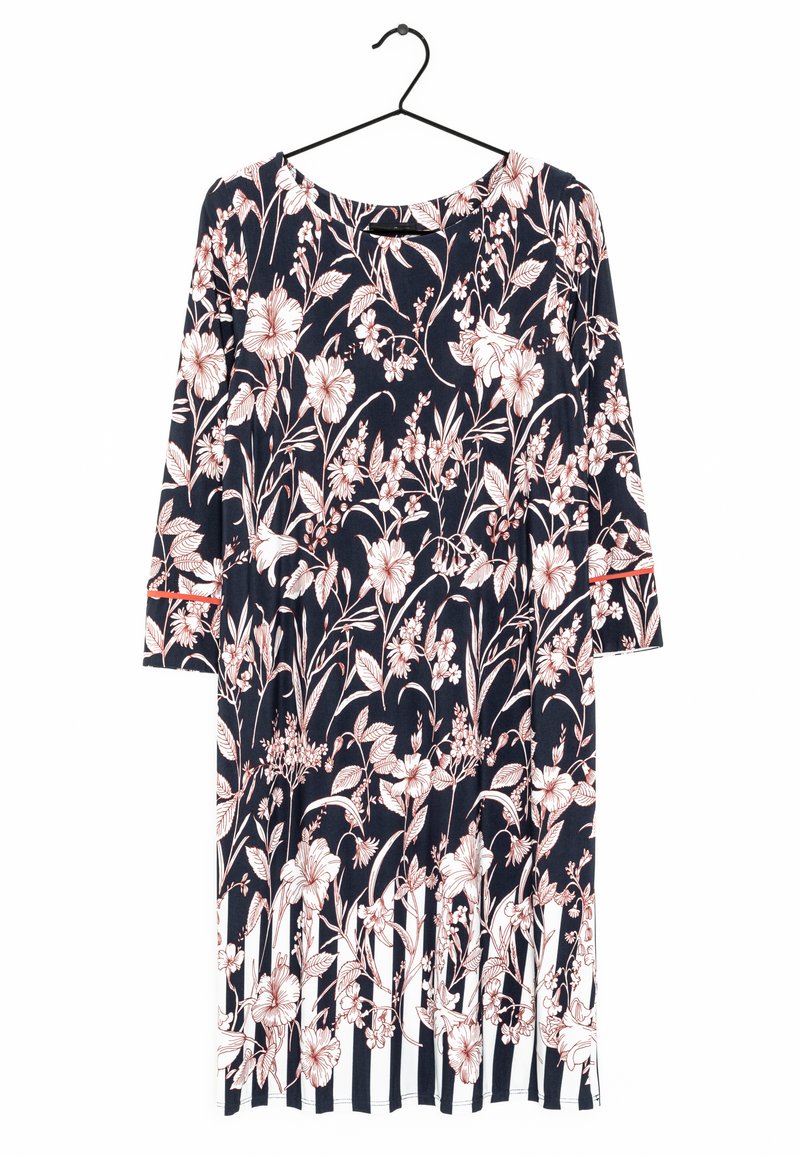 Blomstermönstrad klänning med mörk marinblå bakgrund, prydd med ljusrosa blommor och gröna blad, mjukt tyg och randig fåll.