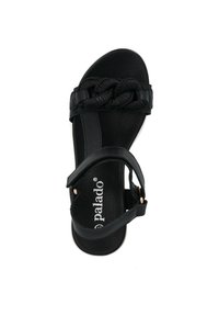 Sandal nera con design a fascia intrecciata, soletta testurizzata, cinturino alla caviglia regolabile e piccoli dettagli in bronzo dorato.