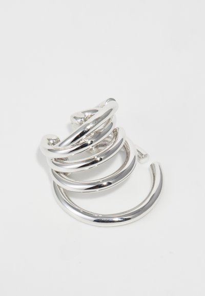 Silberner Metallring mit spiralförmigem Design und fünf verflochtenen Bändern. Glatte Oberfläche mit reflektierendem Finish, offene Form.