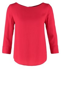 Blusa roja de manga larga con escote en forma de barco, hecha de una tela suave. Presenta un dobladillo curvado y mangas ajustadas con detalle en los puños.