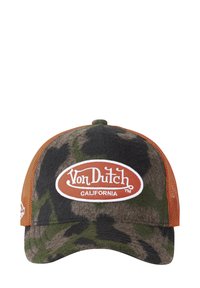 Casquette à motif camouflage avec des couleurs vert foncé et marron, des panneaux latéraux en mesh, des accents orange et un logo ovale blanc portant l'inscription "Von Dutch CALIFORNIA."