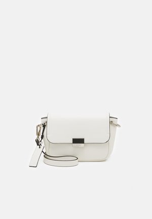 Sac à bandoulière en cuir blanc avec fermeture à rabat, quincaillerie en argent et bord noir. Dispose d'une bandoulière détachable et d'une petite étiquette.