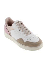 Sneaker bianca con accenti rosa e beige, realizzata in pelle e camoscio. Presenta una punta perforata, un tallone testurizzato e lacci piatti.