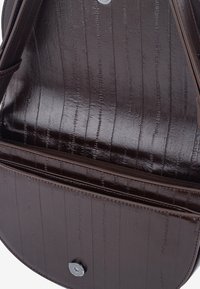 Borsa marrone realizzata in materiale lucido con strisce verticali. Presenta una chiusura a calamita e tasche interne per l'organizzazione.