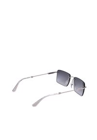 Lunettes de soleil fines à monture métallique argentée avec verres rectangulaires teintés foncés et branches texturées sur fond blanc.
