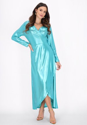 Turkis satin omslagskjole med lange ærmer, v-udskæring og asymmetrisk kant. Har en glat tekstur og elegant drapering.