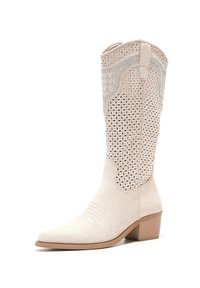 Bota de vaquero beige con puntera afilada, ante texturizado y patrón troquelado en el eje. Presenta un tacón apilado y costuras decorativas.