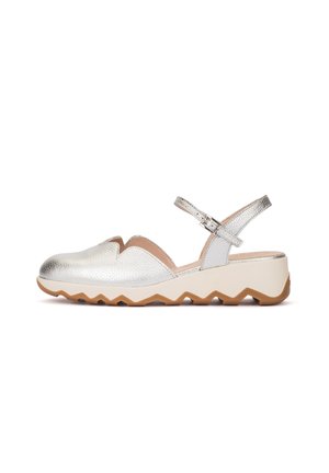 Srebrne skórzane sandały typu slingback z falistym brzegiem, beżową podeszwą na koturnie i gumową podeszwą zygzakowatą.