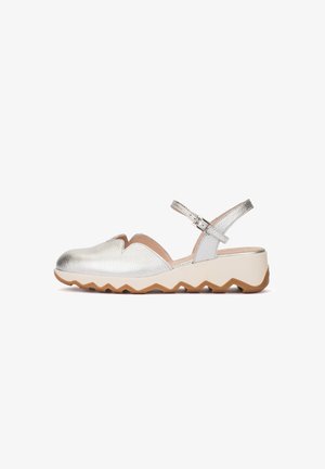 Zapato slingback de cuero plateado con borde festoneado, suela de cuña beige y suela exterior de goma en zigzag.