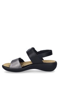 Zwarte leren sandaal met een metallic grijze band, crisscrossontwerp, gevoerd voetbed en gebogen hak, voorzien van verstelbare enkelbandjes.