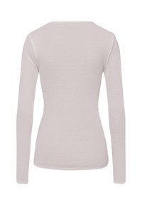 Maglietta a maniche lunghe in maglia a coste di colore beige chiaro, con scollatura rotonda e silhouette aderente. Texture liscia con una leggera elasticità.