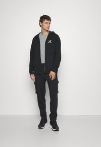 Diadora TRACKSUIT FZ CORE TUTA UOMO TRICOT ACETATO COMPLETO SPORT RUN Diadora TRACKSUIT FZ CORE TUTA UOMO TRICOT ACETATO COMPLETO SPORT RUN